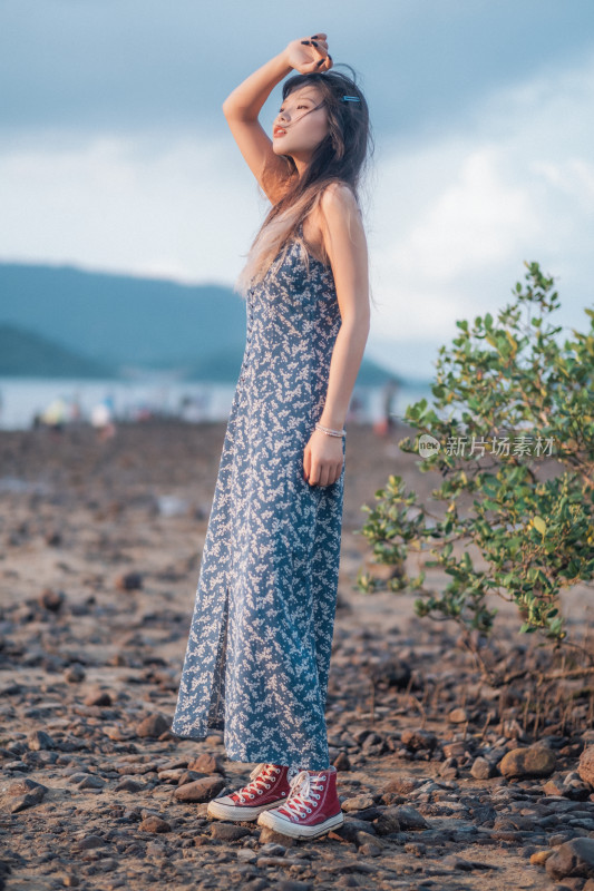 在海边微笑的美丽女人写真