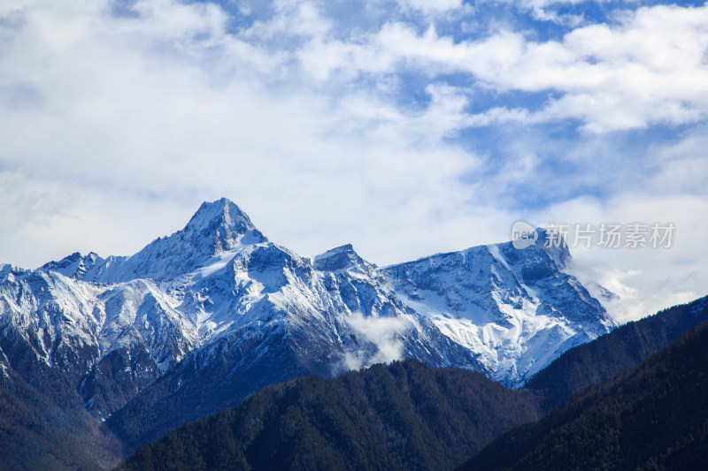 西藏林芝冬季南迦巴瓦峰蓝天白云下的雪山