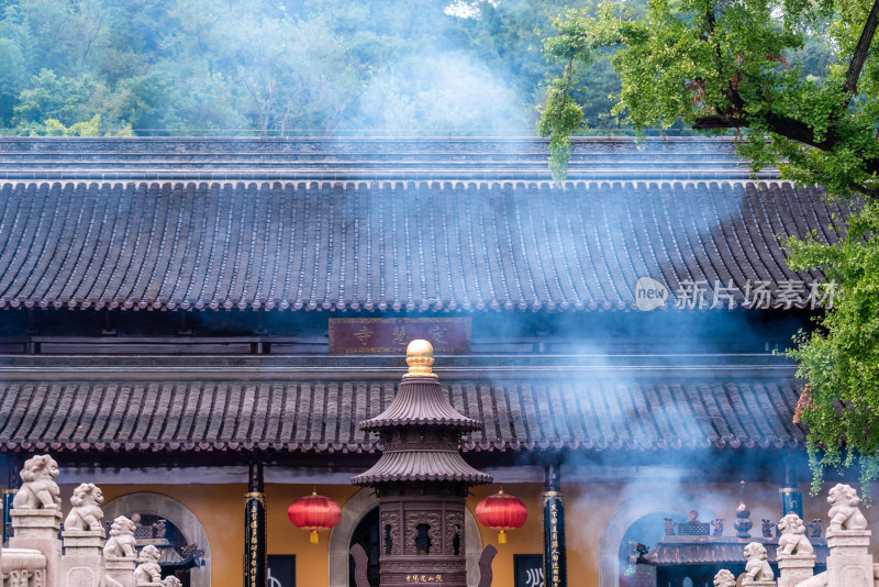 晴朗的午后，镇江焦山风景区定慧寺建筑