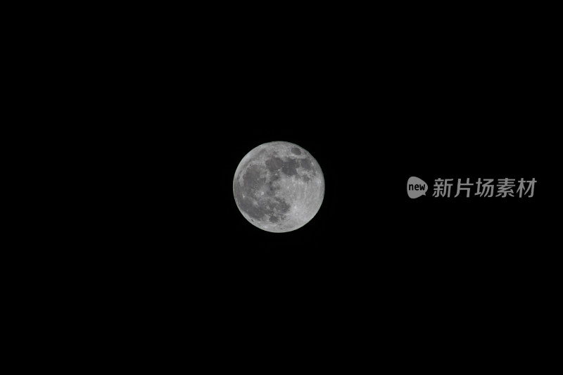 夜空中的满月