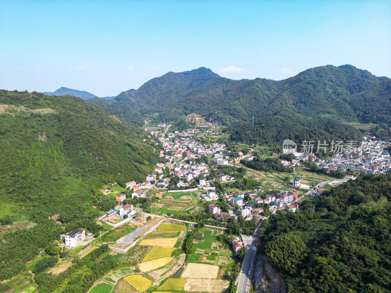 航拍蓝天白云下乡村青山河流稻田风光