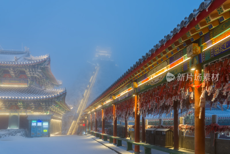 河南老君山景区冬季大雪古建筑房檐夜景