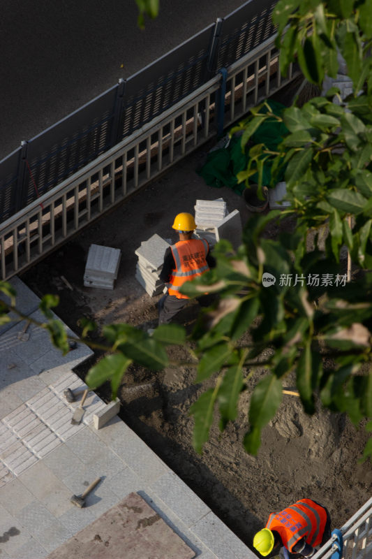 道路施工工人工作场景