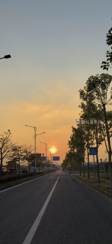 日落时分的宽阔道路景象