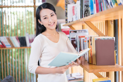 年轻女子在书店看书