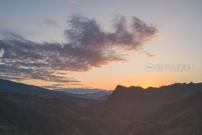 夕阳西下山峦倒影风景