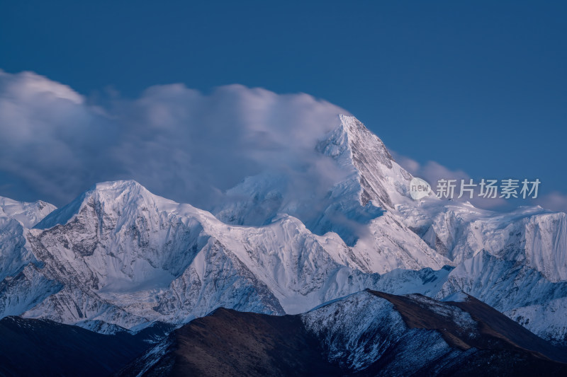 四川甘孜州木雅神山贡嘎神山雪山日照金山