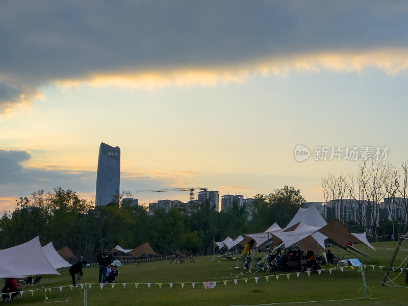 日落时草地里的帐篷风景