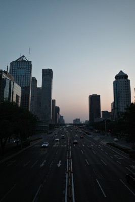 城市道路高楼与行驶车辆