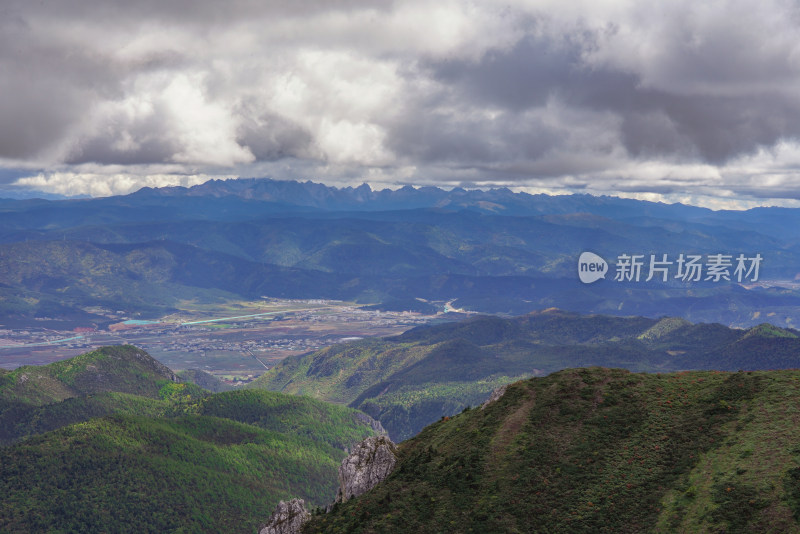 云南香格里拉蓝天白云雪山自然风光