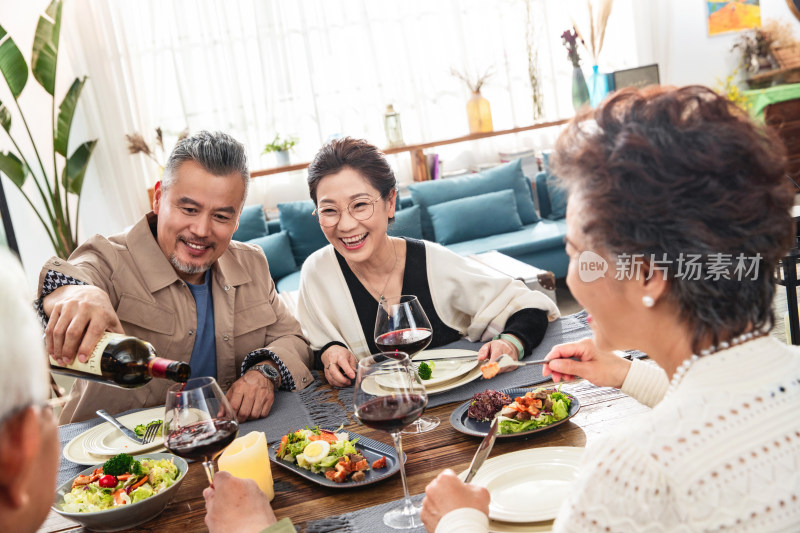 幸福的中老年夫妇一起用餐