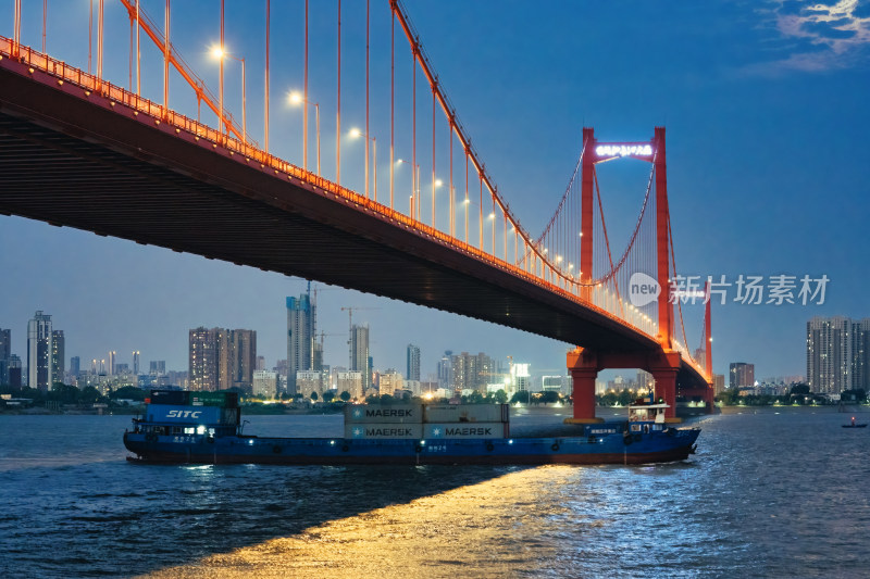 长江货船通过武汉鹦鹉洲长江大桥