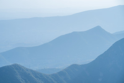 天空下的山脉与森林