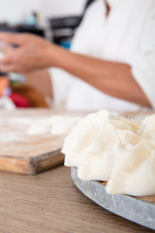 中国过节前准备包的食物饺子