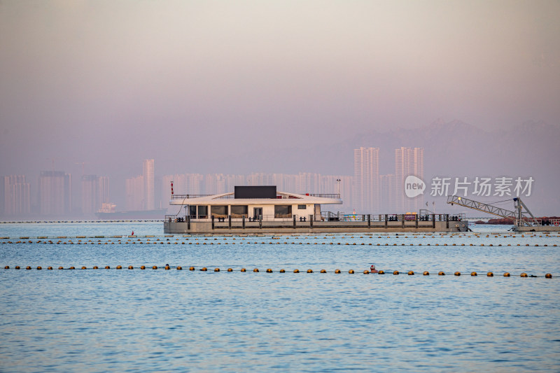 青岛小鱼山第一海水浴场汇红瓦绿树碧海蓝天