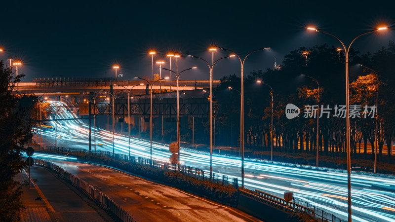 夜间公路流光溢彩的车流轨迹景象