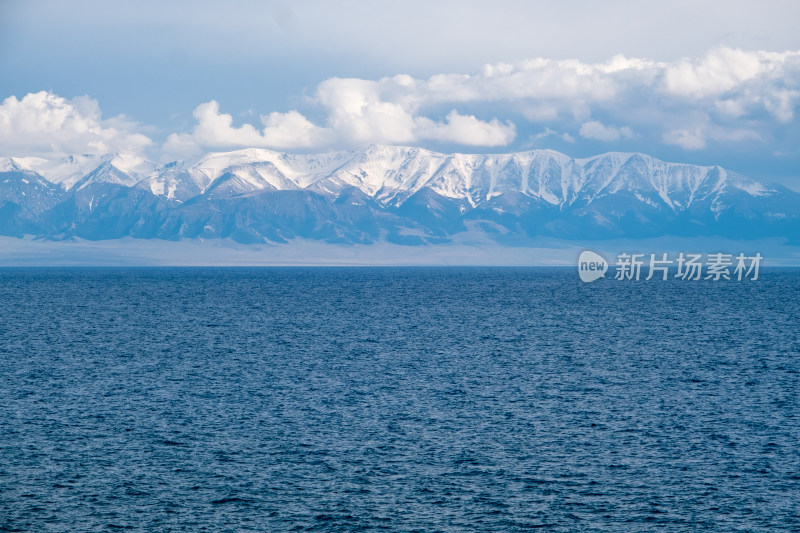 新疆赛里木湖蓝天白云雪山湖泊绝美风光