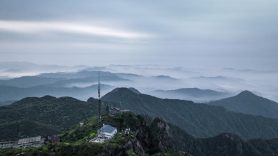 清晨华南第一高峰桂林猫儿山主峰上的发射塔