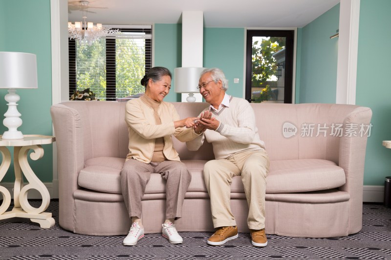 老年夫妻在客厅里