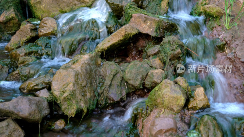 山间溪流潺潺流水景象