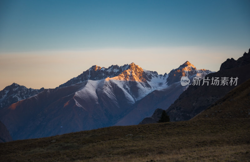 雪山日出日照金山自然风景