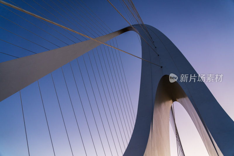 北京新首钢大桥傍晚黄昏低视角