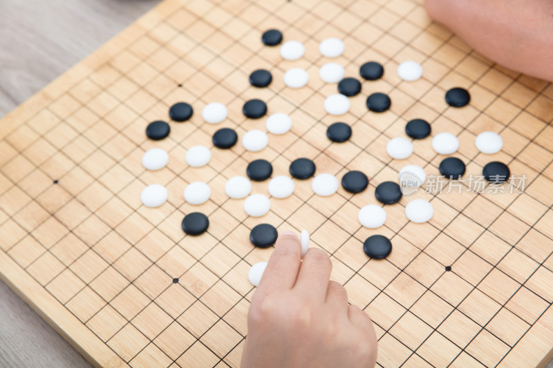 两个人在下中国传统围棋游戏