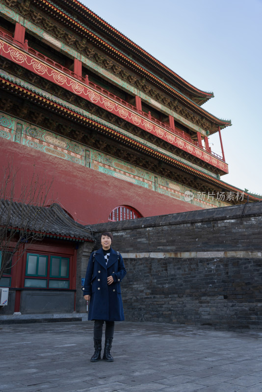 走过北京鼓楼城楼的亚洲女性