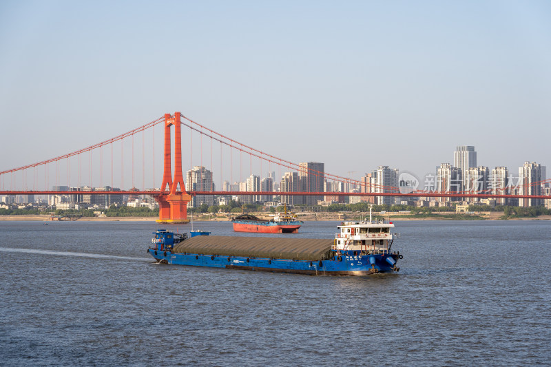 武汉长江里的轮船
