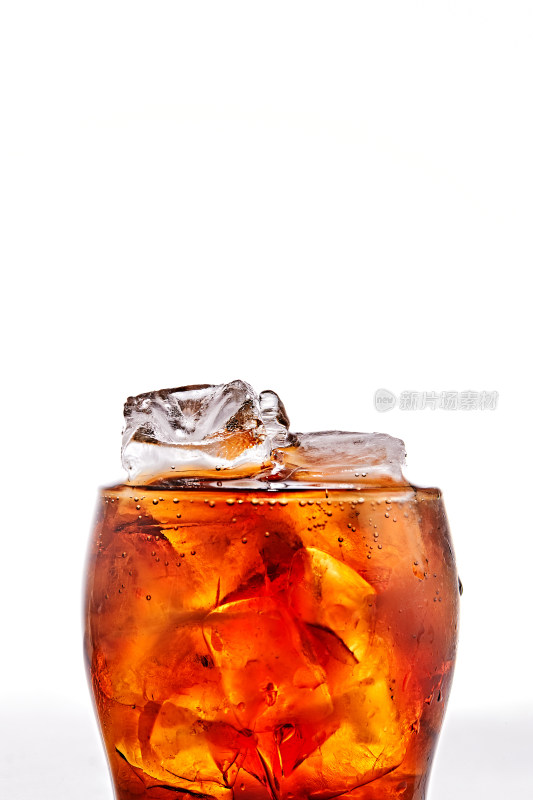 透明玻璃被装的满是冰块清凉解暑的碳酸饮料