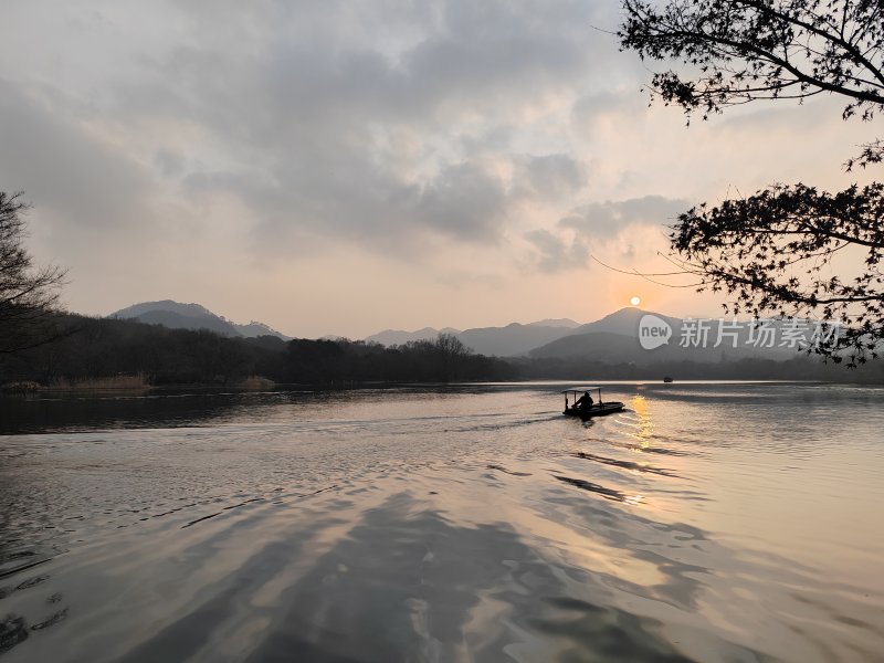 湖上小船泛行的山水风光景色