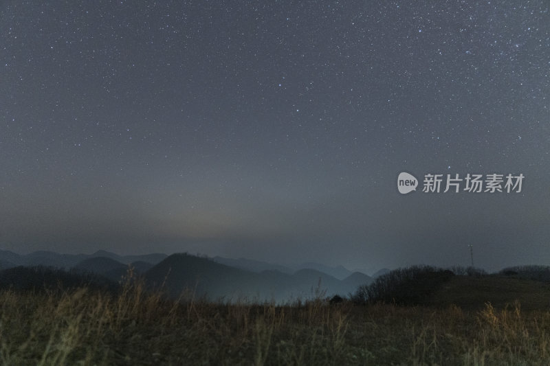 夜晚旷野草地的宁静景象