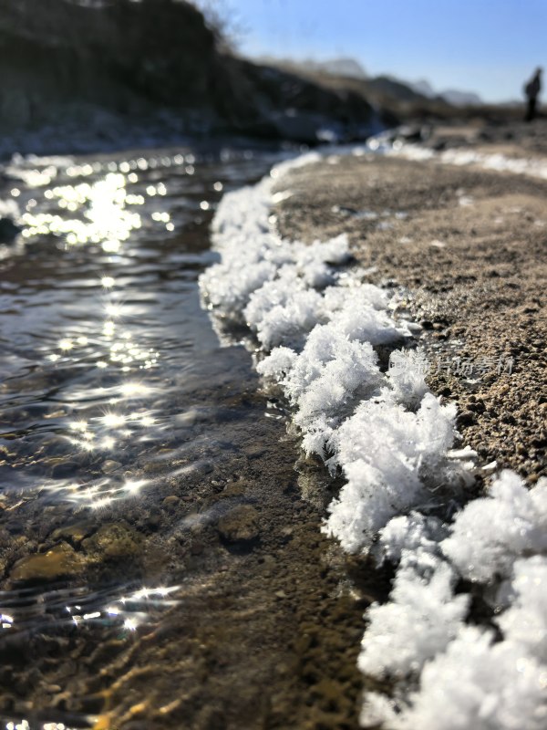 溪边霜韵：阳光洒落的冰雪之舞