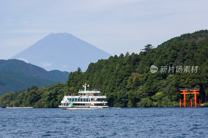 日本箱根富士山旁芦之湖上的游船