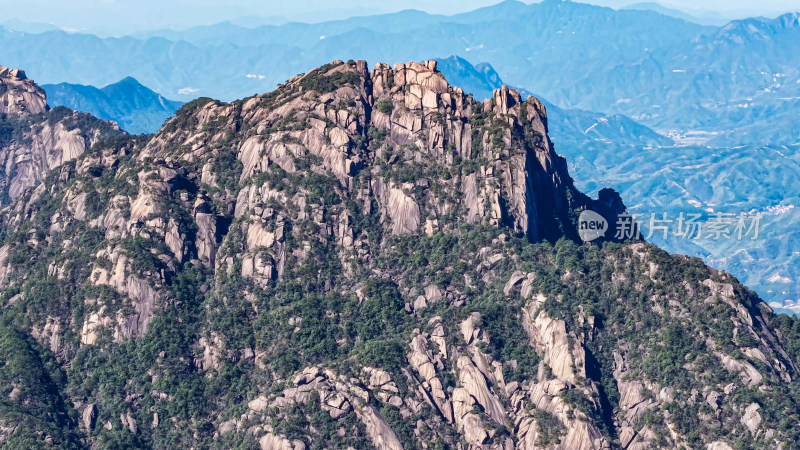 壮丽嶙峋的山峰自然风光