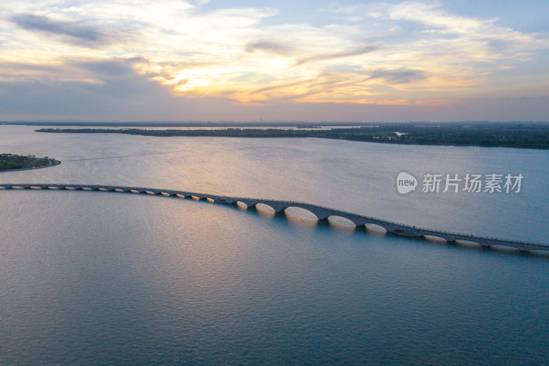 上海青浦淀山湖湖上连桥航拍自然风光
