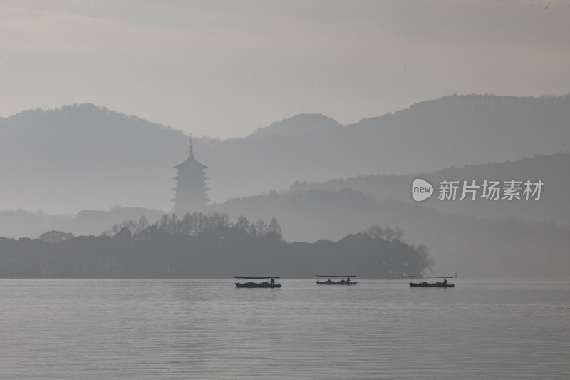 晨雾中的杭州西湖雷峰塔风光