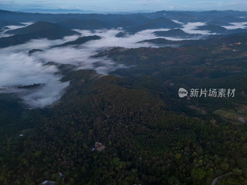 航拍景迈山云雾缭绕的村庄古寨自然风光