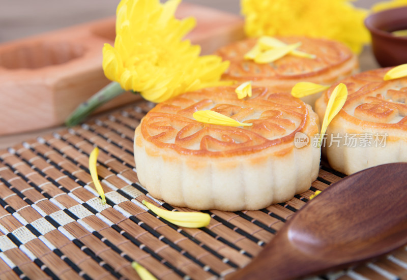 中秋节食品月饼特写和金黄色的菊花