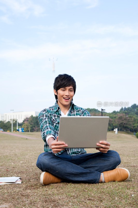 年轻大学生在公园郊游