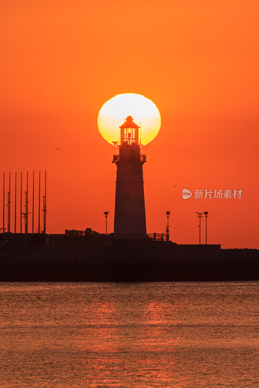 青岛情人坝灯塔 海上日出朝阳