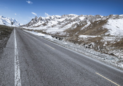 雪山旁的公路风景