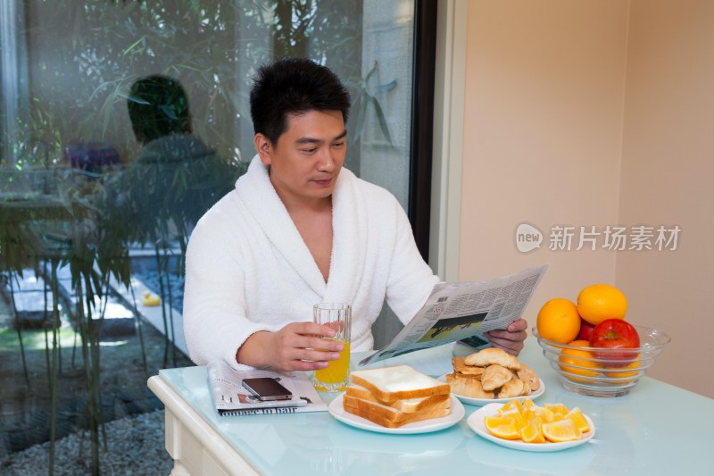 中年男人在餐厅吃早餐
