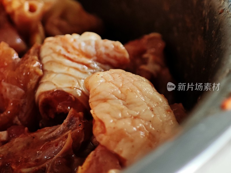 色泽诱人的腌制鸡肉特写