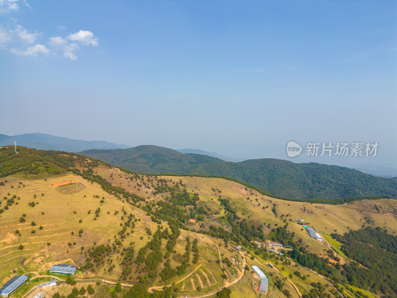 航拍山上的园林牧场田园风光