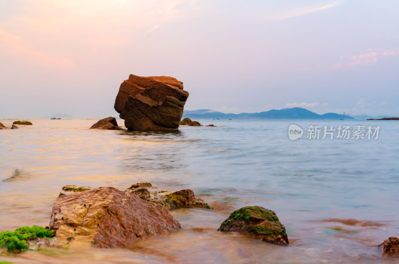 山东青岛太平角公园，夕阳中海上的巨石