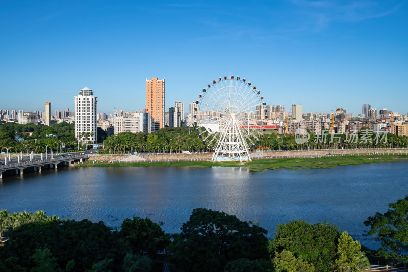 河畔摩天轮与城市建筑景观