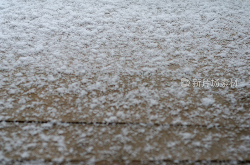 冬天石板刚刚落下的积雪