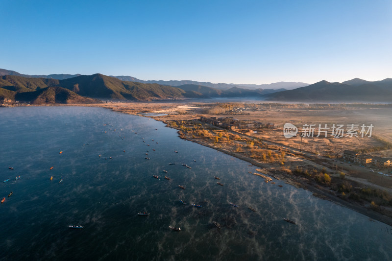 泸沽湖冬天唯美晨雾冬景