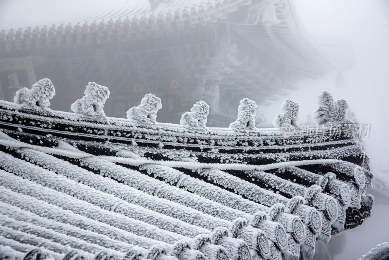 古建筑房檐大雪冰冻